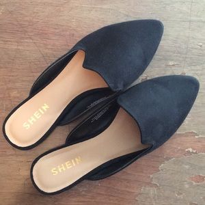 Black pointed mules